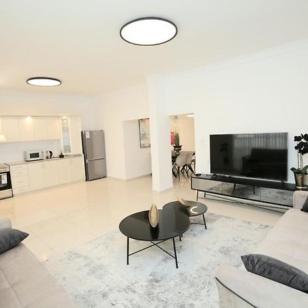 City Center Luxury Apartment In Netanja Exterior foto