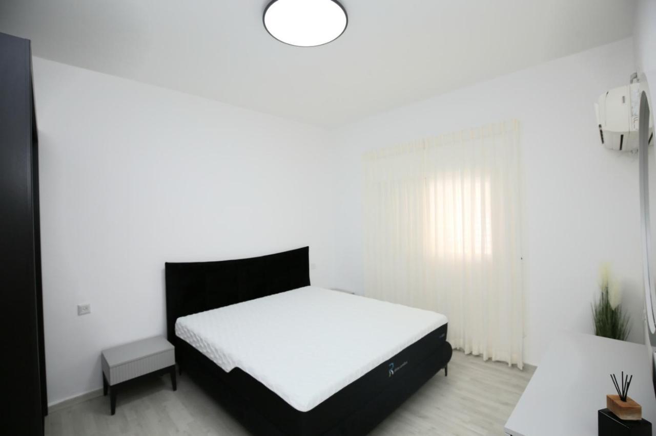 City Center Luxury Apartment In Netanja Exterior foto